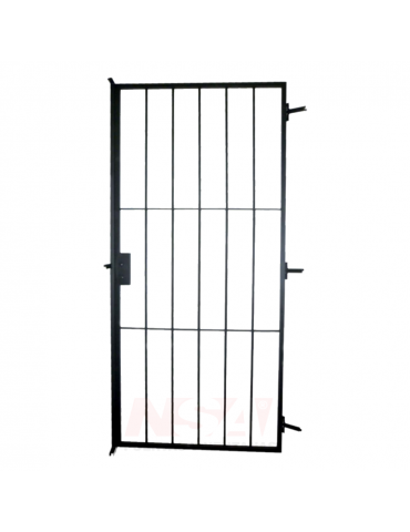 Puerta reja color negra con cerradura colocada.