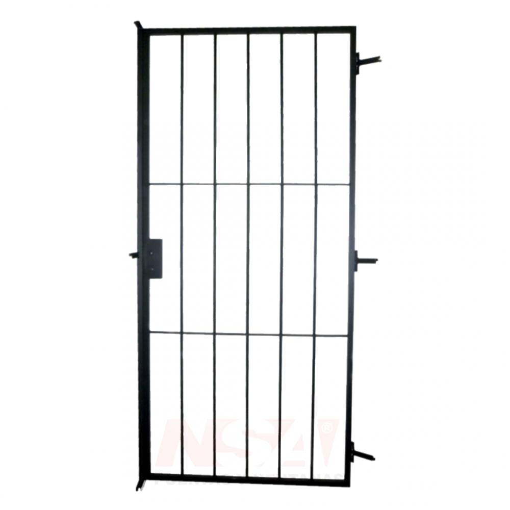 Puerta reja color negra con cerradura colocada.