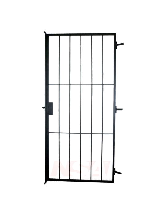 Puerta reja color negra con cerradura colocada.