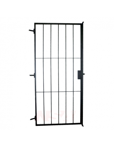 Puerta reja color negro con cerradura colocada.