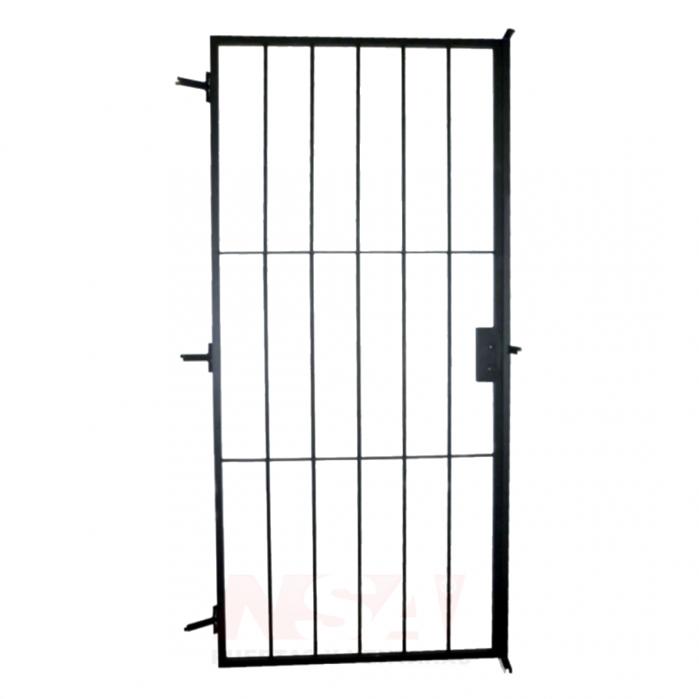 Puerta reja color negro con cerradura colocada.