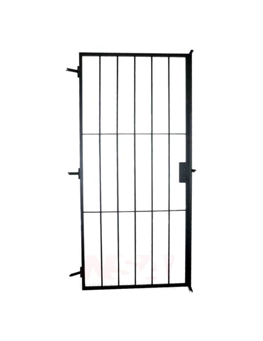 Puerta reja color negro con cerradura colocada.